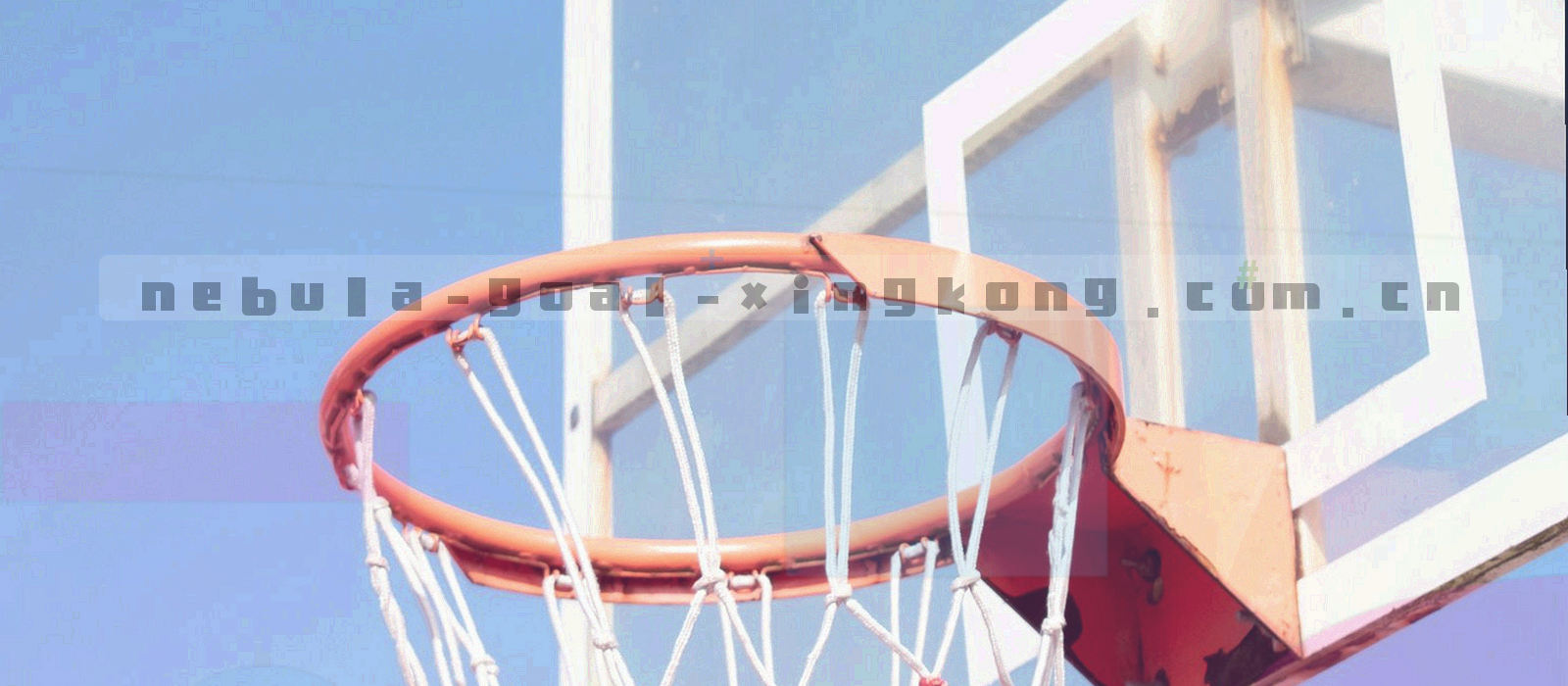 横向延展的星轨与粒子流，末端汇入一个亮点，象征转会动向汇聚